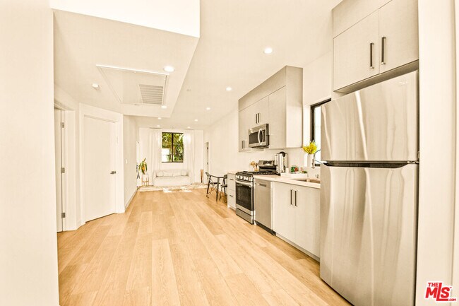 Building Photo - 535 N Formosa Ave