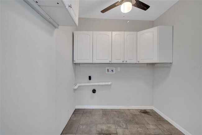 Building Photo - 1395 Meadowbrook St