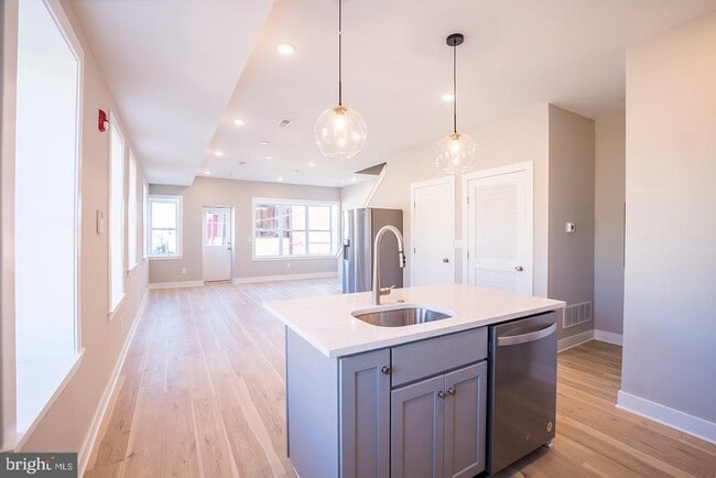 Building Photo - 129 S 49th St