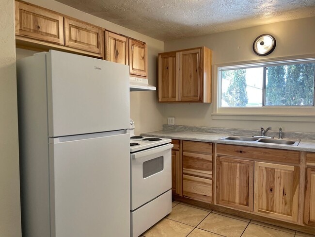 Building Photo - Nice 3 bedroom 1 Bath Home-Fully Fenced Ba...