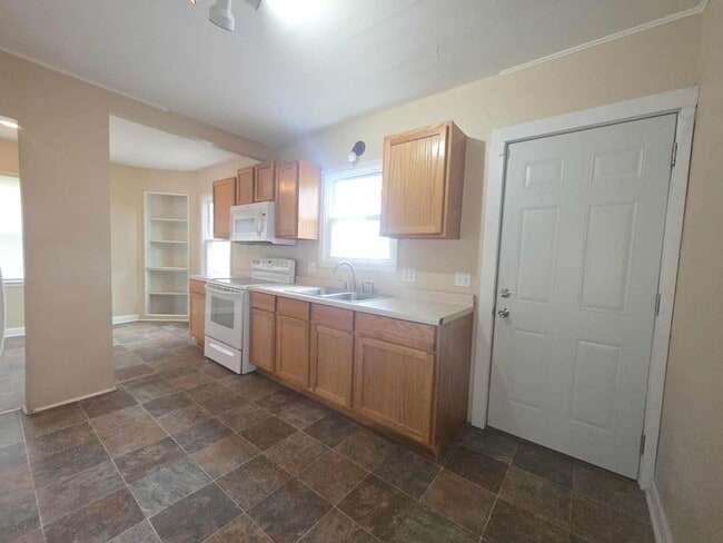 Building Photo - Spacious home for rent!