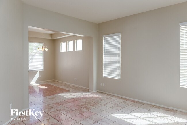 Building Photo - 820 Crescent Moon Dr