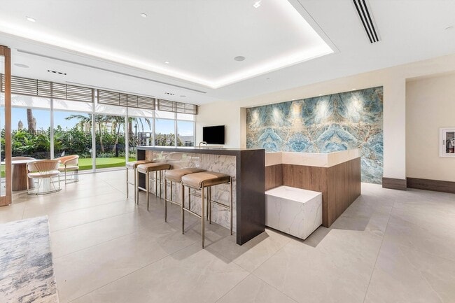 Building Photo - 220 Lake Shore Dr