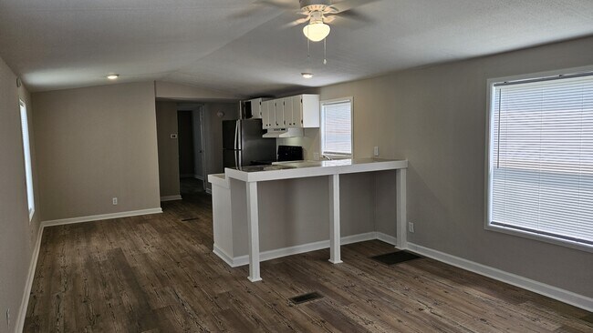Building Photo - 610 E Branch Dr
