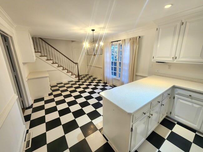 Building Photo - Sprawling Home in Bay Colony