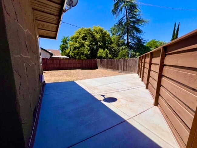 Building Photo - $2,300 Peach & Kings Canyon, 3 Bedroom - S...