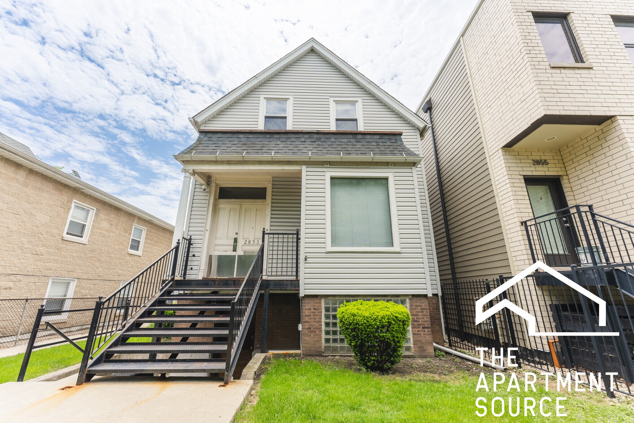 Building Photo - 2853 W Dickens Ave