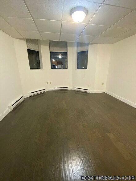 Building Photo - 98 Queensberry St