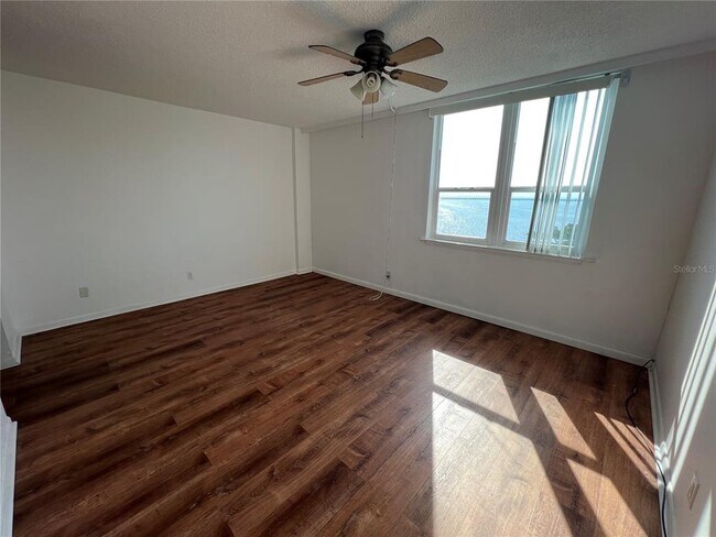 Building Photo - 2618 Cove Cay Dr