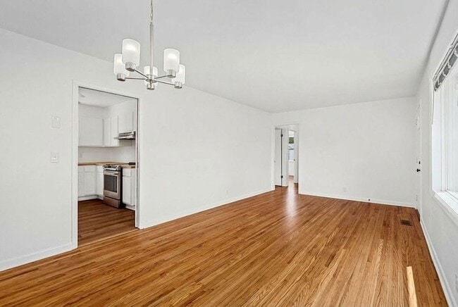 Building Photo - 2118 Crystal Dr