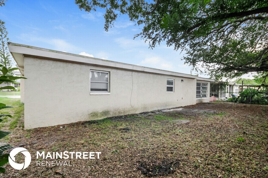 Building Photo - 3103 Lloyd Dr