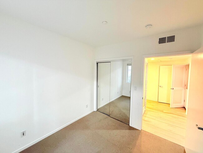 Building Photo - Fantastic 2 Bed 2 Bath Condo Partially Fur...