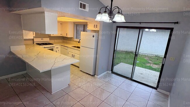 Building Photo - 3 bedroom/ 2 bathroom home nestled in a cul-de-sac.