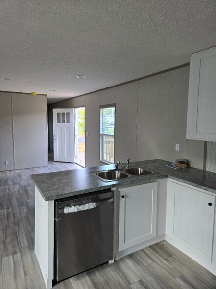 Building Photo - 101 Ash St