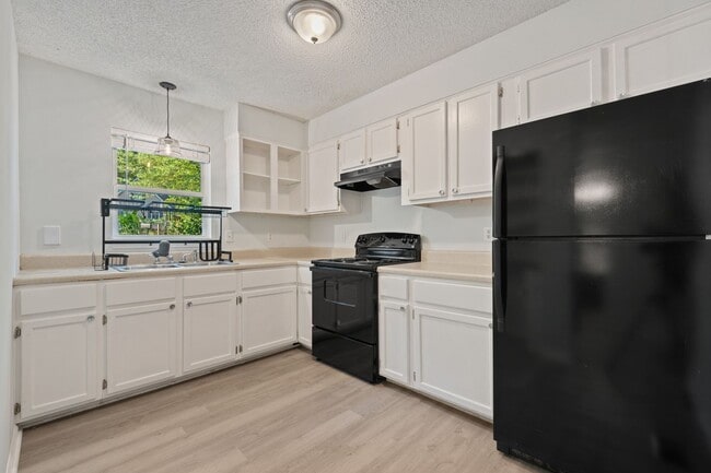 Building Photo - Nicely Remodeled 3 Bedroom House on Cul-de-Sac with Walkout Basement!