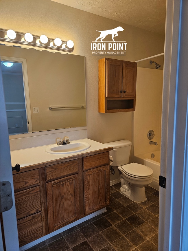 Building Photo - Candlestick Park Sub-3bed/2bath w/2 car ga...