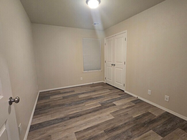 Building Photo - Modern comfort meets convenience in this b...