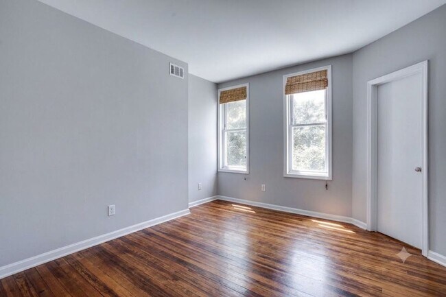 Building Photo - Capital Hill East Townhouse | 3 bd 2.5 bth | Two Patios | Hardwood Floors
