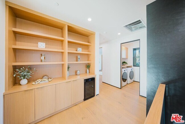 Building Photo - 5141 Varna Ave