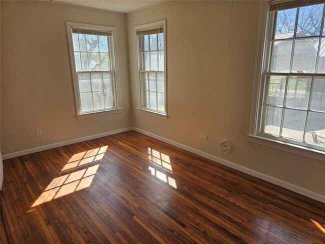 Building Photo - 503 W 12th St