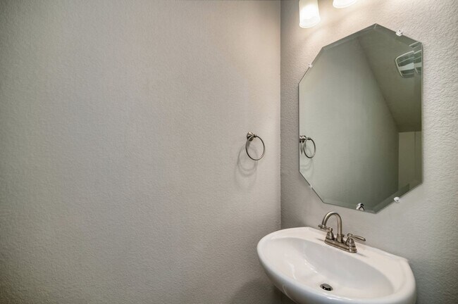 Building Photo - GORGEOUS 2 BEDROOM FOUR PLEX LOCATED IN MI...