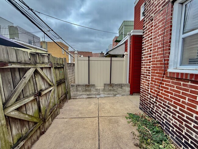 Building Photo - Just RENOVATED open floorplan 3 BED/1 BA H...