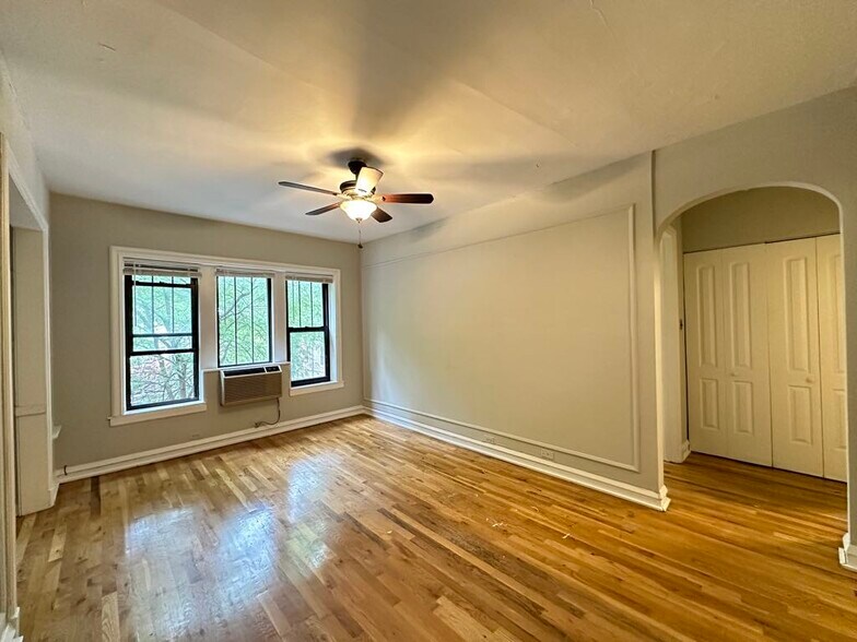 Building Photo - 840 W Wolfram St