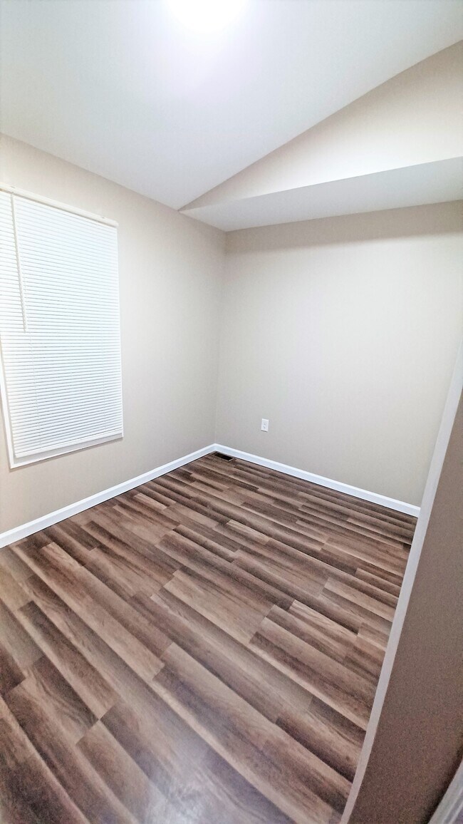 Back Bedroom - 135 Hamilton Ave