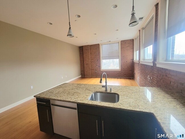 Building Photo - 14-16-16 N Main St