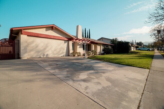 Building Photo - Spacious 4 Bed / 2 Bath Pool Home in Prime Corona Location!