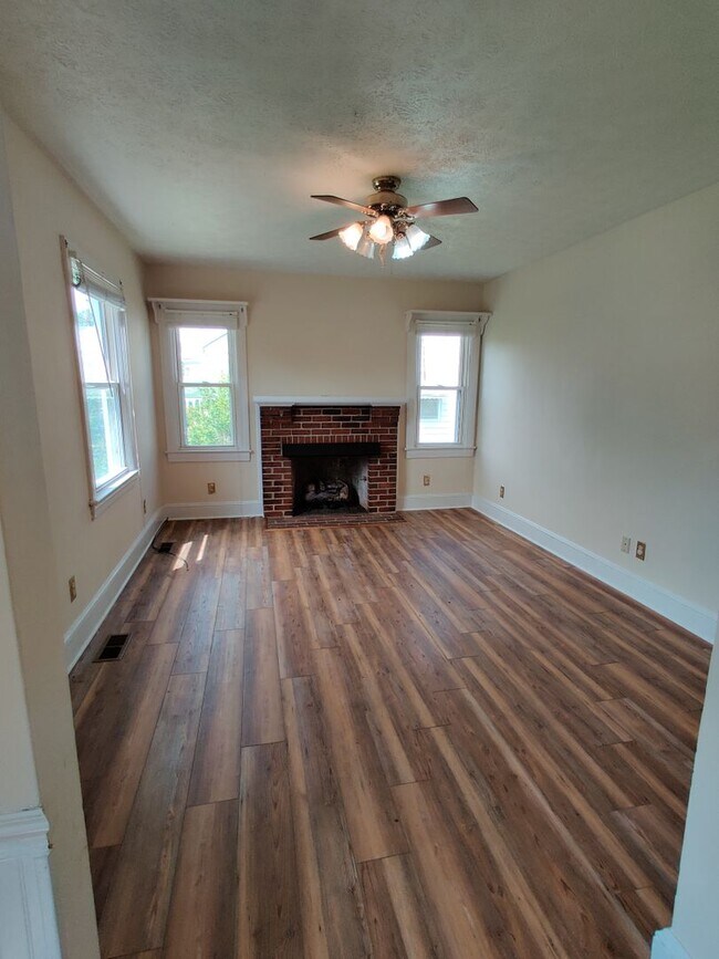 Building Photo - 2 bedroom home with a garage