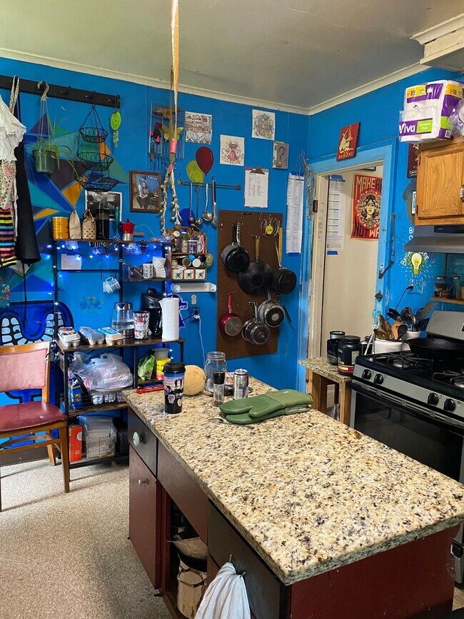 Building Photo - Available 6/1/26 Spacious 2nd/3rd Floor Du...