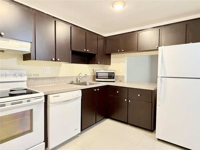 Building Photo - 450 Commodore Dr