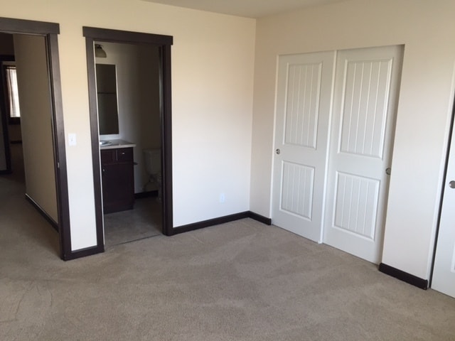 Building Photo - Spacious Townhouse for rent with No maintenance responsibilities!!