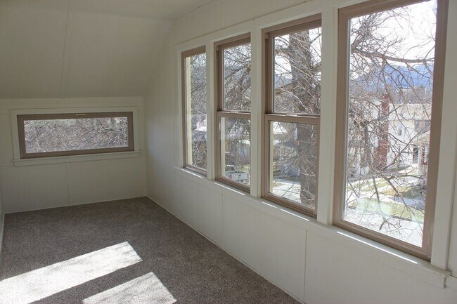 Building Photo - 422 N 3rd St