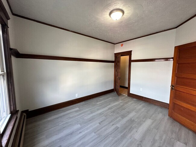 Building Photo - Newly Renovated 2 bedroom/1 bath Apartment!