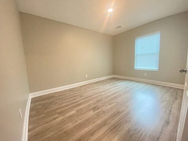 Building Photo - Cute, Quiet and Cozy - minutes away from M...