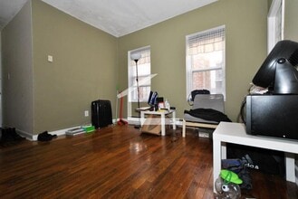 Building Photo - 2Br/1Bth, Great Locaton! Laundry in building