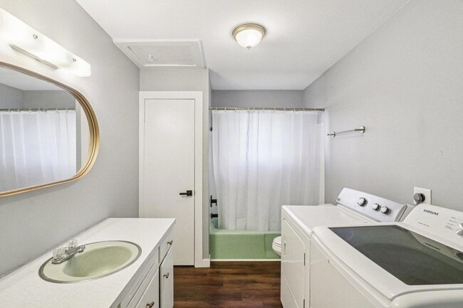 Building Photo - 755 E Bellville St