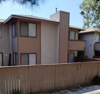 Building Photo - 2 Bedroom 1 Bathroom Condo Down Stairs Unit