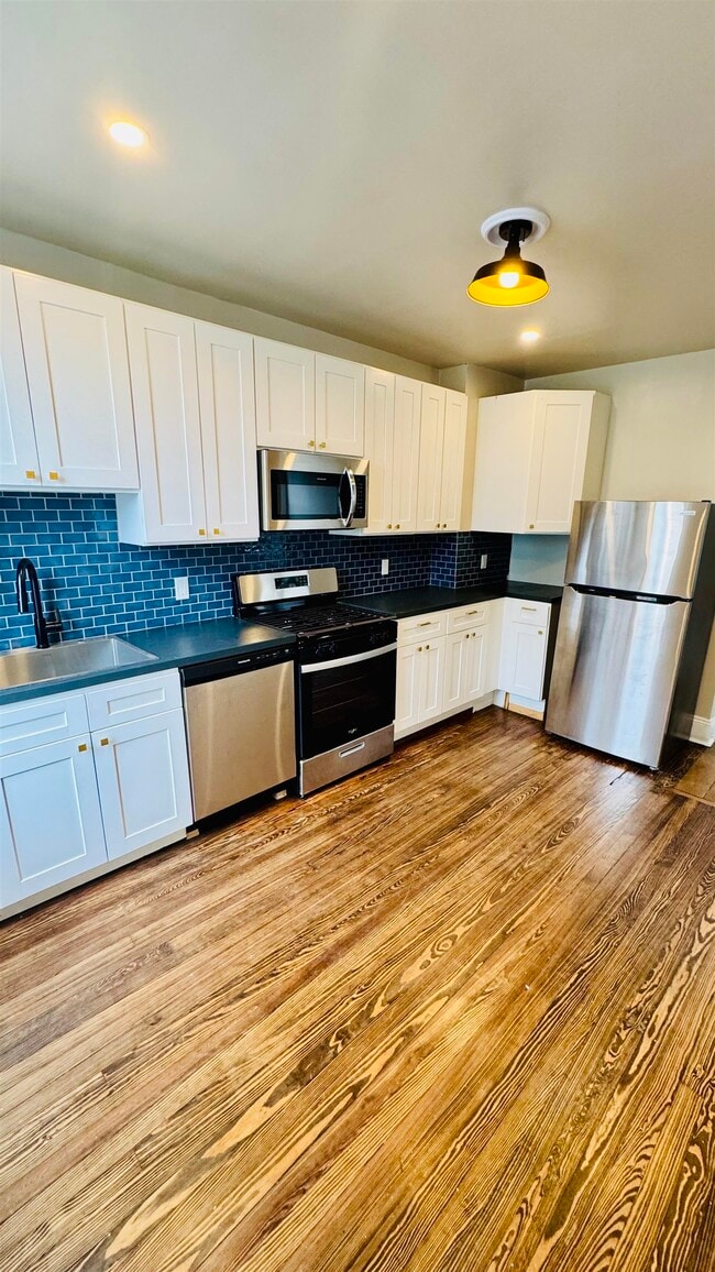 Building Photo - 682 Summit Ave