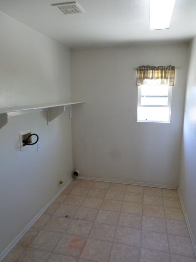Building Photo - Monument Ranch - BIG home with LOTS to off...