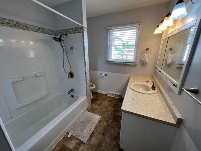 Building Photo - 25% OFF FIRST MONTHS RENT - Beautiful 4 bed 2 bath