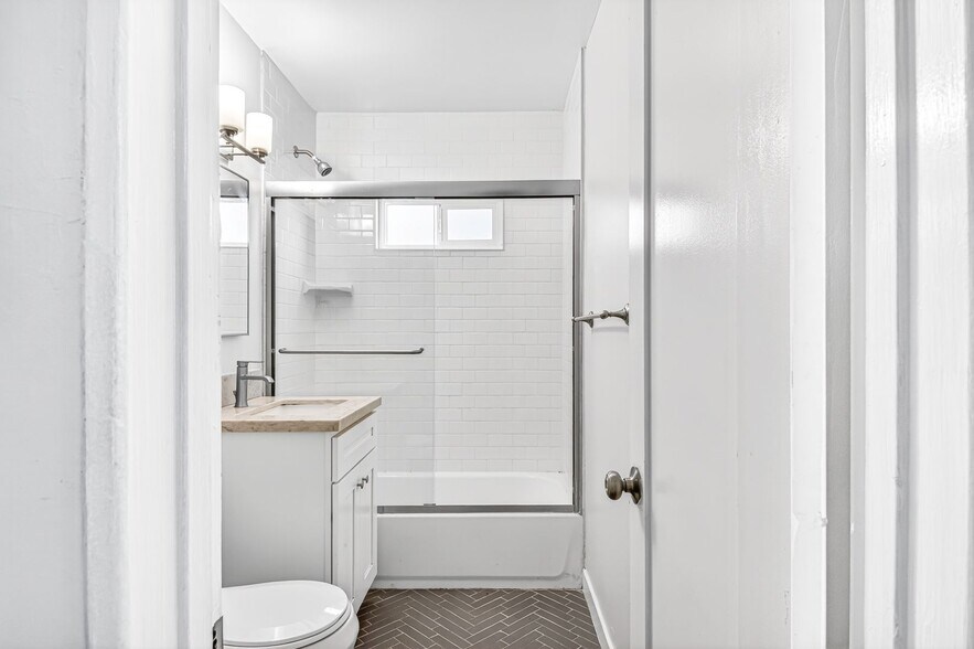 Building Photo - 636 Linden Ave