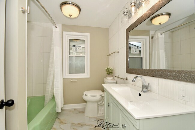 Building Photo - 635 E Prairie Ave