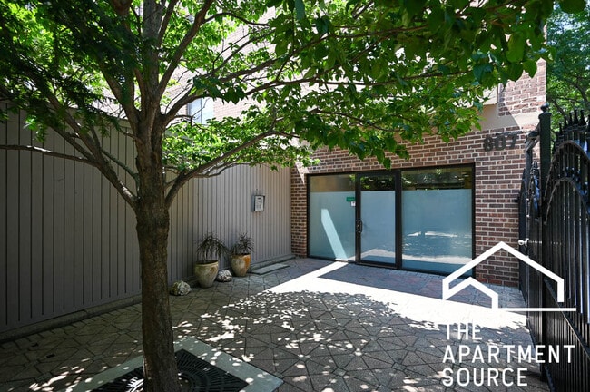 Building Photo - 607 W Wrightwood Ave