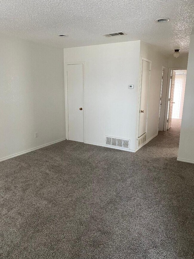 Building Photo - 718 Lariat Ln