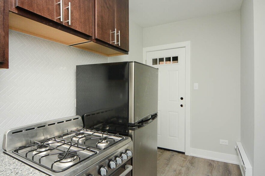 Building Photo - 533 W Belden Ave