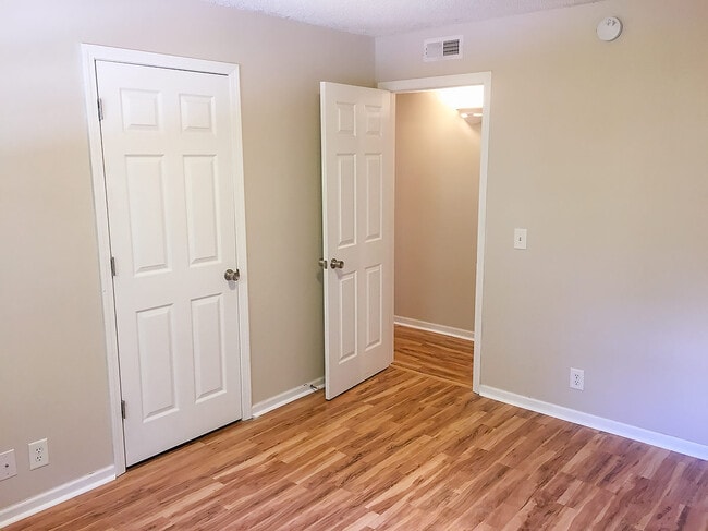 Building Photo - 33 Canteberi Ct