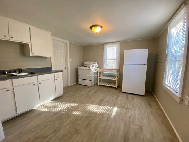 Building Photo - Remodeled 2 bedroom / 1 bathroom home available now!